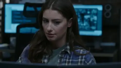 Upload.S03E04.1080p.10bit.WEB-DL.Hindi.5.1-English.5.1.HEVC.x265-HDHub4u.Tv.mkv.0001.th.jpg