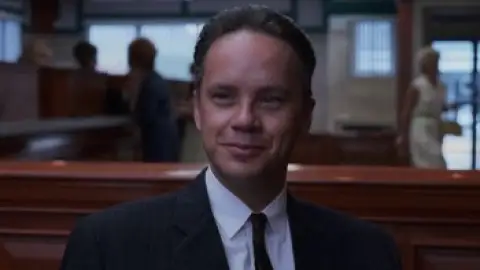 The.Shawshank.Redemption.1994.02_01_09_17.th.jpg
