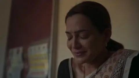 Dharavi.Bank.S01E03.720p.WEB-DL.AAC.2.0.ESub.x264-HDHub4u.Tv.mkv.0003.th.jpg