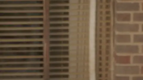 8MM.2.2005.1080p.WEB-DL.Hindi.5.1-English.ESub.x264-HDHub4u.Tv.mkv.0004.th.jpg