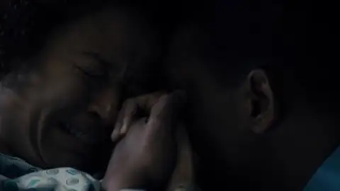 Concussion.2015.1080p.BluRay.Hindi.5.1-English.5.1.ESub.x264-HDHub4u.Tv.mkv.0008.md.jpg