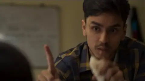 Hostel.Daze.S02.E03.Hindi.1080p.WEB-DL.5.1.ESub.x264-HDHub4u.Tv.mkv.0003.th.jpg