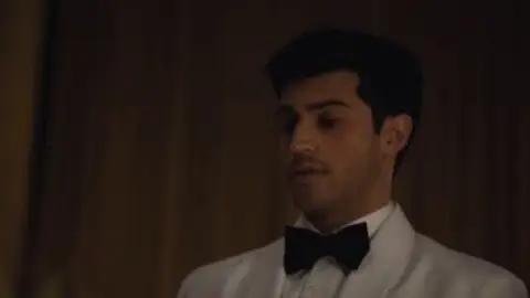Succession.S01E04.720p.BluRay.Hindi.ORG-English.ESub.x264-HDHub4u.Tv.mkv.0007.th.jpg