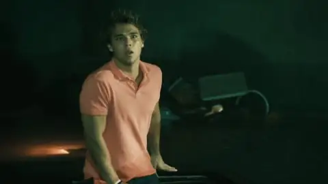 Bait.2012.1080p.WEB-DL.Hindi.ORG-English.ESub.x264-HDHub4u.Tv.mkv.0004.md.jpg