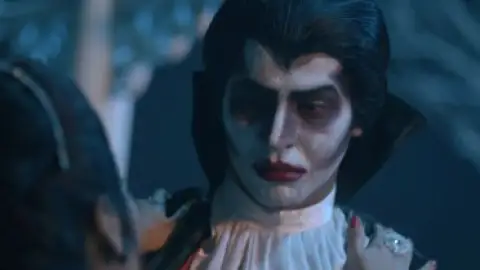 Dracula.Sir.2020.1080p.WEB-DL.2.0.x264-HDHub4u.Tv.mkv.0009.md.jpg