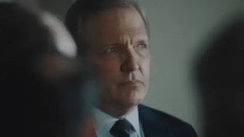 BlackBerry.2023.1080p.BluRay.Hindi.5.1-English.ESub.x264-HDHub4u.Tv.mkv.0000.th.jpg